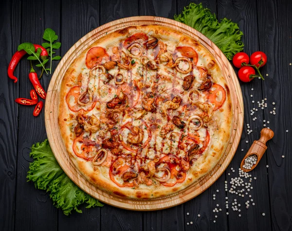Vista Seletiva Foco Pizza Clássica Gourmet Frutos Mar Mesa Madeira — Fotografia de Stock
