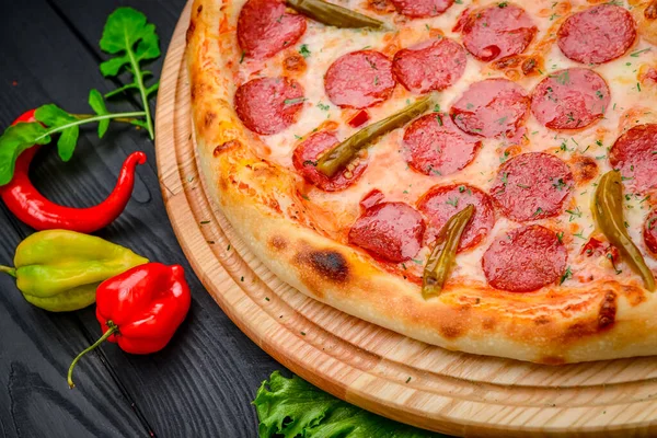 Pizza Met Mozzarella Kaas Salami Kippenvlees Rundvlees Ham Tomatensaus Peper — Stockfoto