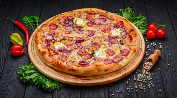 Serveren Van Heerlijke Pizza Met Kwarteleitjes Ham Worst Groenten Een — Stockfoto