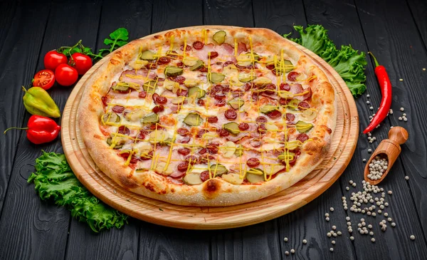 Вкусная Свежая Пицца Ветчиной Колбасой Маринованными Огурцами Вкусная Пицца Пепперони — стоковое фото