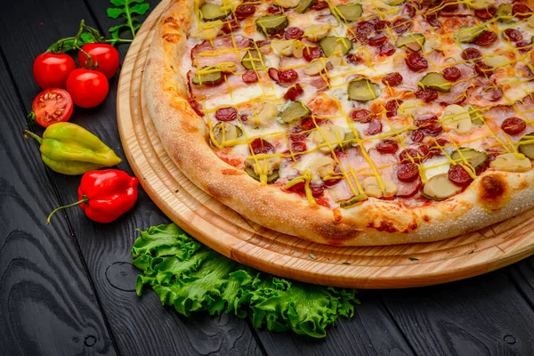 Heerlijke Verse Pizza Met Ham Worst Komkommer Lekkere Pepperoni Pizza — Stockfoto