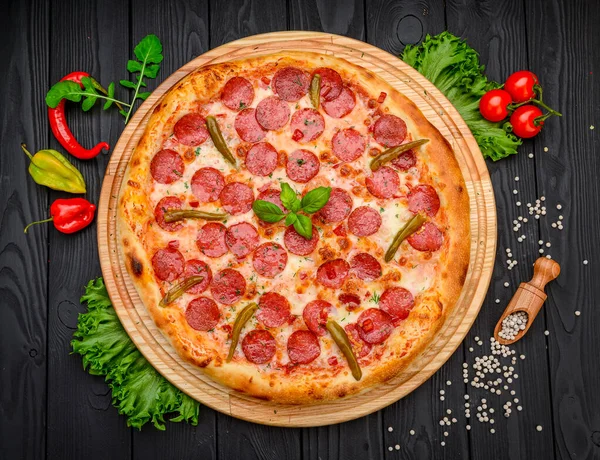 Pizza Mozzarella Sajttal Szalámival Csirkehússal Marhahússal Sonkával Paradicsomszósszal Borssal Fűszerekkel Stock Kép