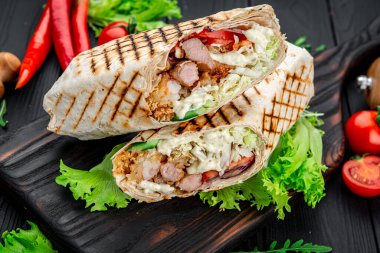 Kızarmış biftek ve sebzeli burrito. Fajitas, pide ekmek, shawarma