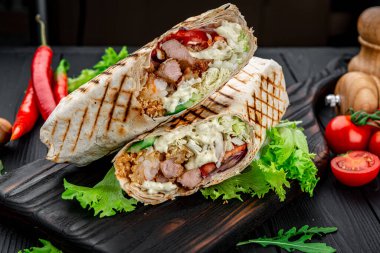 Kızarmış biftek ve sebzeli burrito. Fajitas, pide ekmek, shawarma