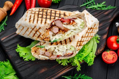Kızarmış biftek ve sebzeli burrito. Fajitas, pide ekmek, shawarma