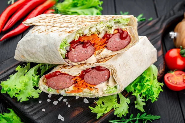 Shawarma Suculento Com Salsichas Legumes Conceito Fast Food Fundo Preto — Fotografia de Stock