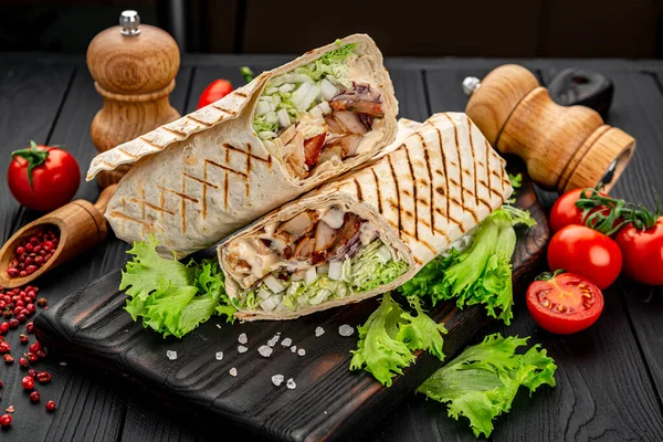 Servindo Shawarma Com Carne Grelhada Legumes Fundo Madeira Imagem De Stock