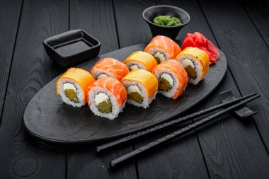 Balık, portakal ve peynirli rulo. Lokantada rulo servis ediyorum.