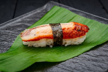 Füme somonlu klasik Japon suşisi.