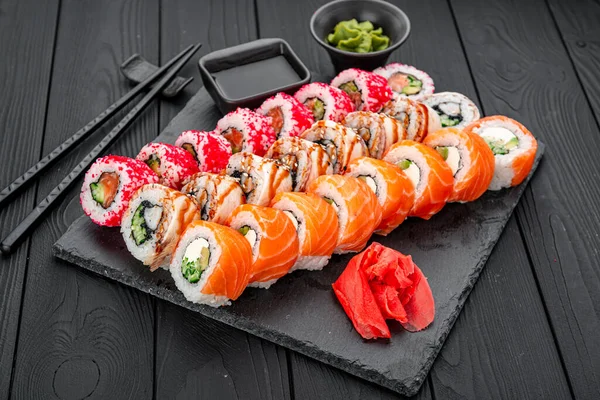 Set Rollos Sushi Con Pescado Fresco Sirviendo Rollos Sushi Restaurante — Foto de Stock