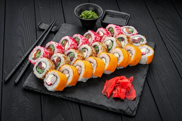 Zestaw Bułek Sushi Świeżą Rybą Podawanie Bułek Sushi Restauracji — Zdjęcie stockowe