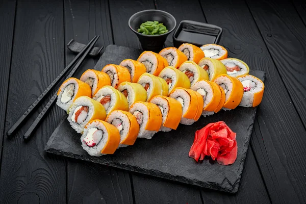 Sushi设置 费城卷 Unagi 黑龙与新鲜的配料黑色背景 寿司菜单 日本菜 — 图库照片