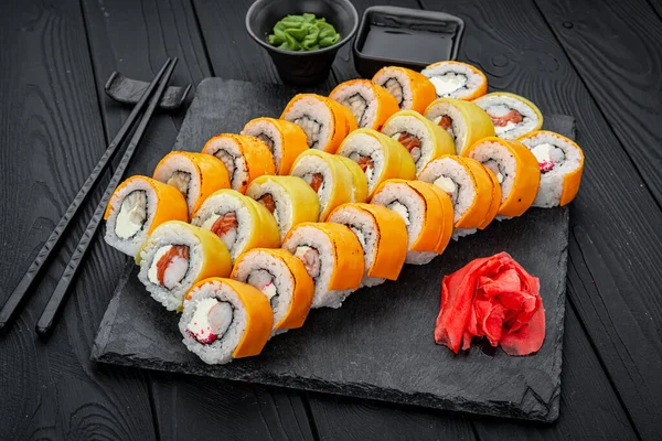 Zestaw Sushi Filadelfia Roll Kalifornia Unagi Czarny Smok Świeżymi Składnikami — Zdjęcie stockowe