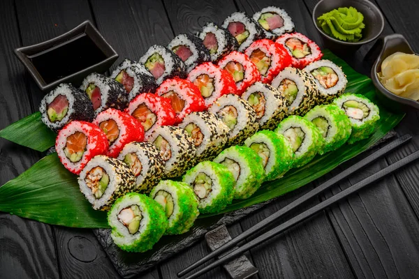 Sushi设置 费城卷 Unagi 黑龙与新鲜的配料黑色背景 寿司菜单 日本菜 — 图库照片