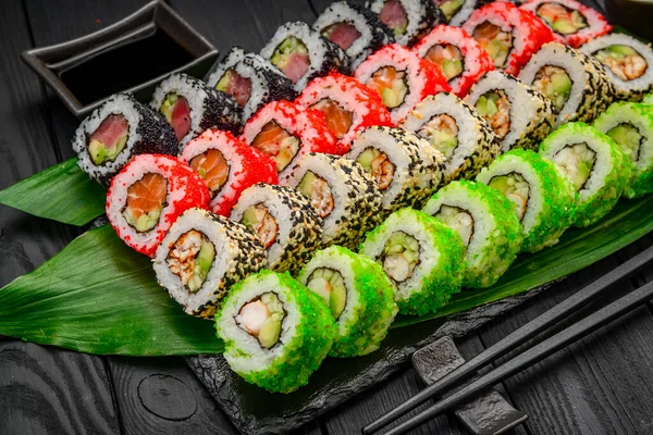 Sushi Pronto Rotolo Philadelphia California Unagi Drago Nero Con Ingredienti — Foto Stock