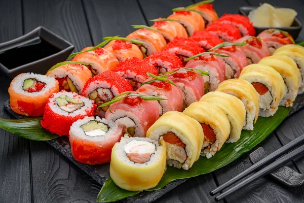 Japanische Sushi Brötchen Restaurant California Sushi Roll Set Mit Lachs — Stockfoto