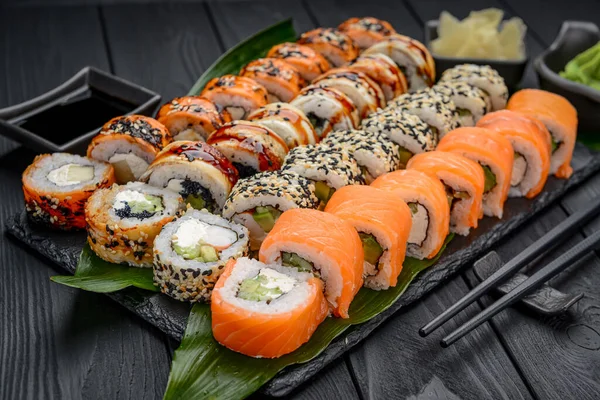 Sushi Roll Japońskie Jedzenie Restauracji California Sushi Roll Zestaw Łososia — Zdjęcie stockowe