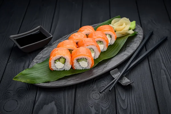 Sushi Zestaw Philadelphia Serem Łososiem Podawanie Bułek Restauracji — Zdjęcie stockowe