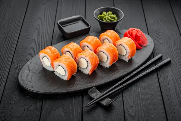 Sushi Colocou Filadélfia Com Queijo Salmão Servindo Rolos Restaurante — Fotografia de Stock