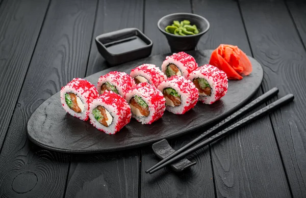 Sushi Rulla Kalifornien Med Tonfisk Lax Avokado Philadelphia Ost Tobiko — Stockfoto