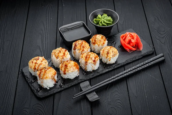 Sushi Roll Vulkan Rullar Med Fisk Och Ost Serverar Rullar — Stockfoto