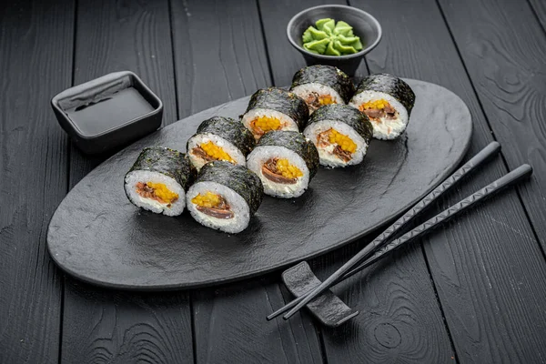 Sushi Med Lax Färskost Nori Och Ris Mörk Bakgrund — Stockfoto