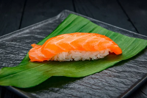 Klassisk Japansk Sushi Med Lax Mörk Bakgrund — Stockfoto