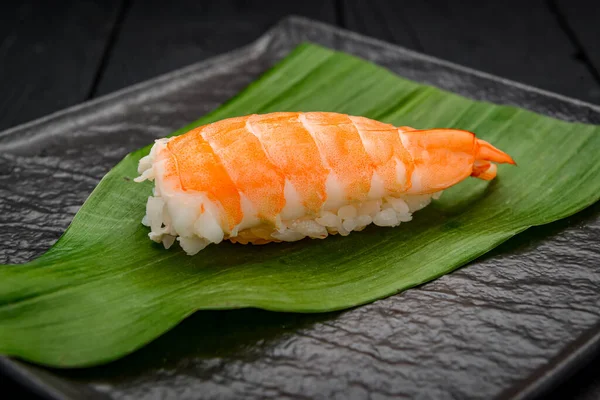 Klassisk Japansk Sushi Med Räkor Mörk Bakgrund — Stockfoto