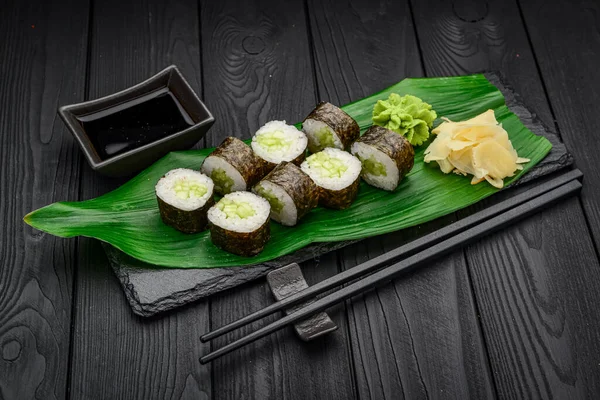 Maki Sushi Rullar Med Gurka Svart Bakgrund — Stockfoto