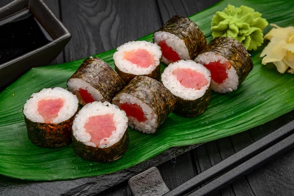 Maki Sushi Rullar Med Tonfisk Fisk Svart Bakgrund — Stockfoto