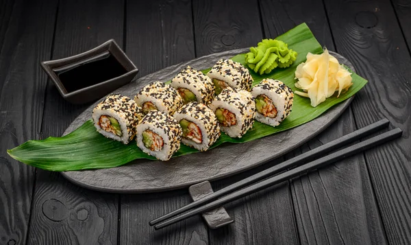 Aptitretare Sushi Roll Kalifornien Med Avokado Gurka Och Sesamfrön Svart — Stockfoto