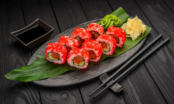 Traditionell Läcker Färsk Sushi Rulle Som Svart Bakgrund Sushi Rullar — Stockfoto