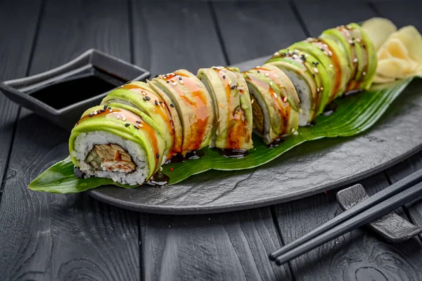 Sushi Rulla Drake Med Rökt Och Avokado Traditionell Läcker Färsk — Stockfoto