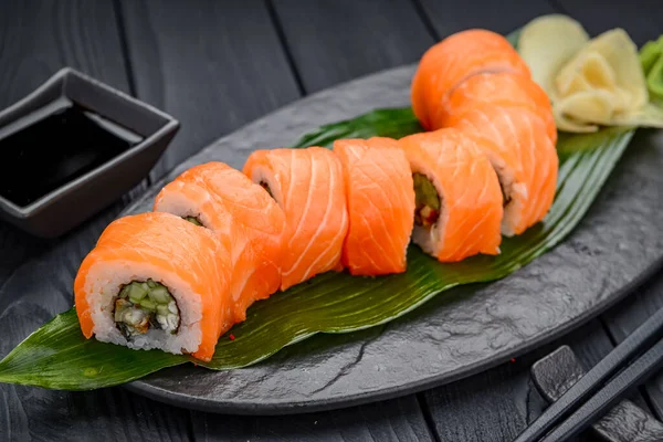 Sushi Rolldrachen Mit Geräuchertem Aal Und Lachs Traditionelle Köstliche Frische — Stockfoto