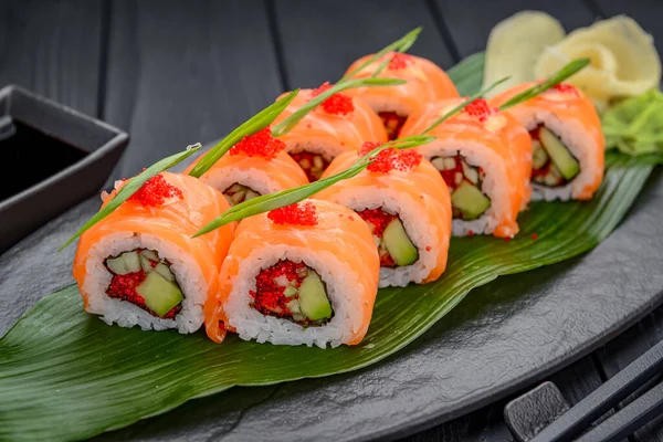 Traditionelle Köstliche Frische Sushi Rolle Auf Schwarzem Hintergrund Sushi Rolle — Stockfoto