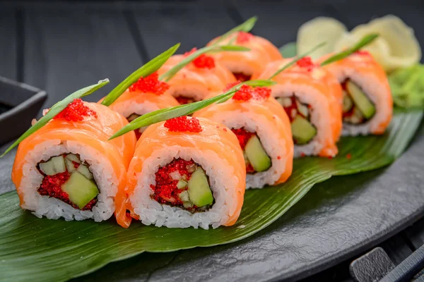Tradycyjne Pyszne Świeże Sushi Roll Zestaw Czarnym Tle Sushi Ryżem — Zdjęcie stockowe