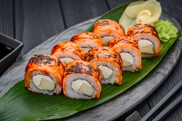 Sushi Rullar Med Grillad Lax Och Mango Traditionell Läcker Färsk — Stockfoto