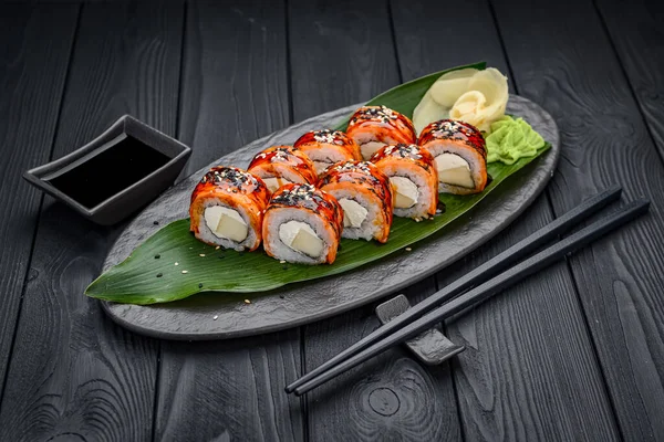 Sushi Rullar Med Grillad Lax Och Mango Traditionell Läcker Färsk — Stockfoto