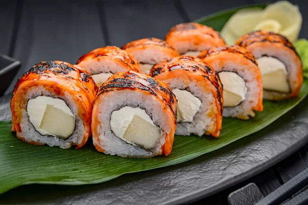寿司卷与烤鲑鱼和芒果 传统美味新鲜寿司卷设置在黑色背景 寿司菜单 日本厨房 亚洲食品 — 图库照片