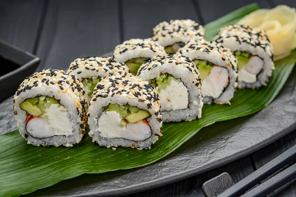 Sushi Krewetkami Sezamem Tradycyjne Pyszne Świeże Sushi Roll Zestaw Czarnym — Zdjęcie stockowe