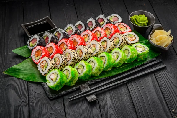 Sushi Pronto Filadélfia Califórnia Unagi Dragão Negro Com Ingredientes Frescos Imagens De Bancos De Imagens Sem Royalties