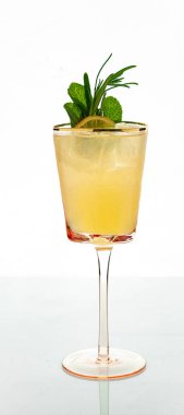 Beyaz arka planda izole edilmiş güzel bir alkollü kokteyl servisi.