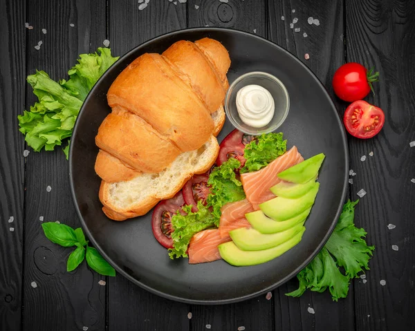 Sandwich Croissant Mit Lachs Frischkäse Und Gemüse Servieren Einem Café — Stockfoto