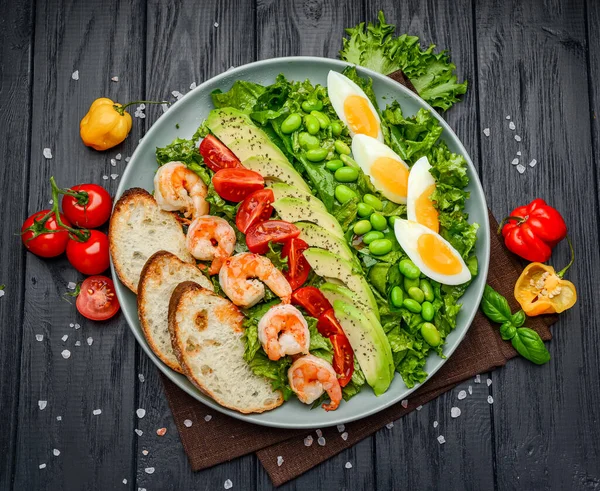 Salada Com Camarão Abacate Feijão Verde Croutons Ovo Servir Num Fotografia De Stock