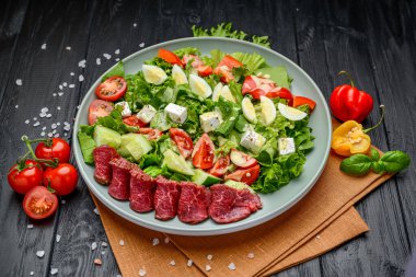 Vitello Tonnato. Restoranda servis edilen dana etli carpaccio salatası.