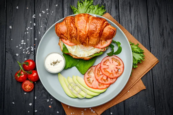 Croissant Sandwich Mit Avocado Rucola Und Spiegelei Zum Frühstück Servieren — Stockfoto