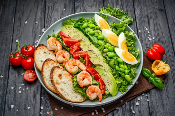 Salat Mit Garnelen Avocado Grünen Bohnen Croutons Und Servieren Einem — Stockfoto