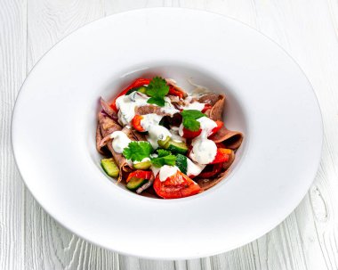 Taze sebzeli sığır dili salatası. Restoranda yemek servisi. Menü için fotoğraf