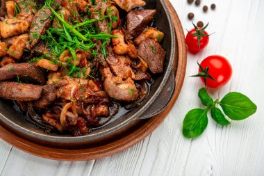 Et ve sebzeler kızartma tavasında. Restoranda yemek servisi.