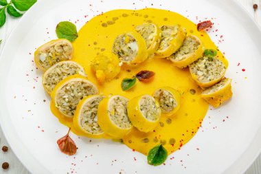 Pirinçli mürekkep balığı ve peynir soslu sebze. Restoranda yemek servisi. Menü için fotoğraf